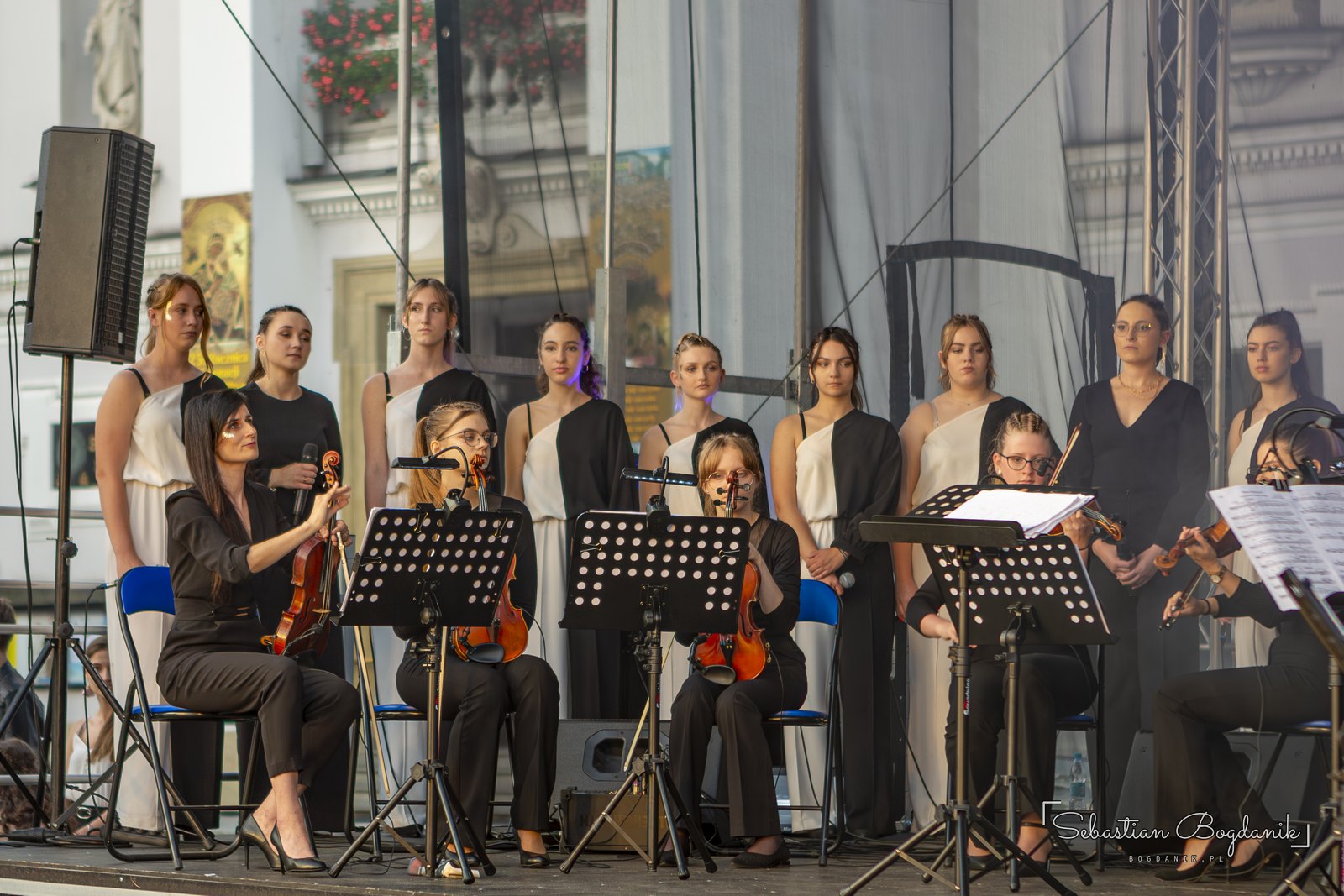 Chór i smyczki Stowarzyszenia Meloarte jeszcze w świetle dnia.