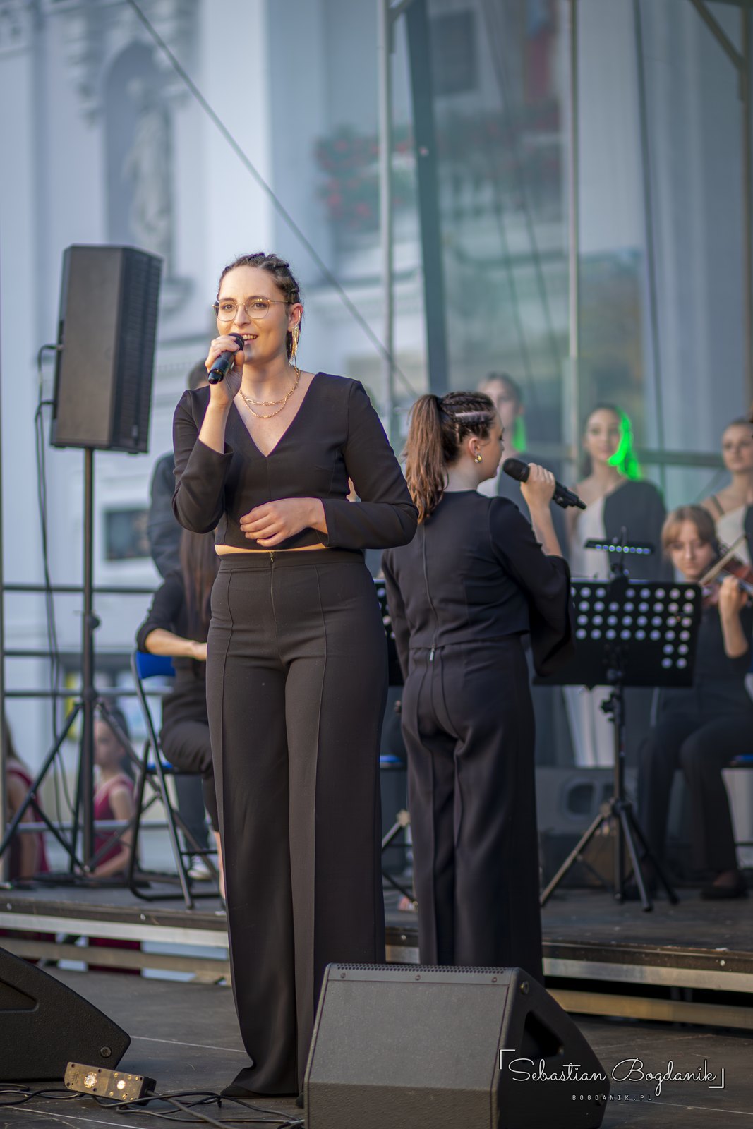 Solistka z chórem w tle.