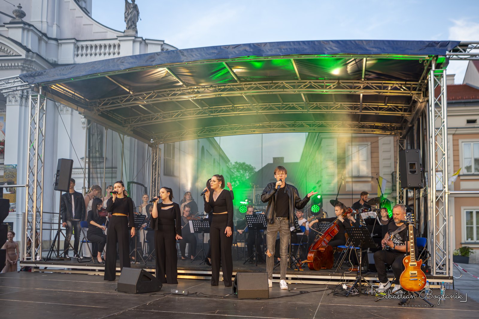 Cała scena: wokaliści, orkiestra i gitara czekająca na swoją kolej.