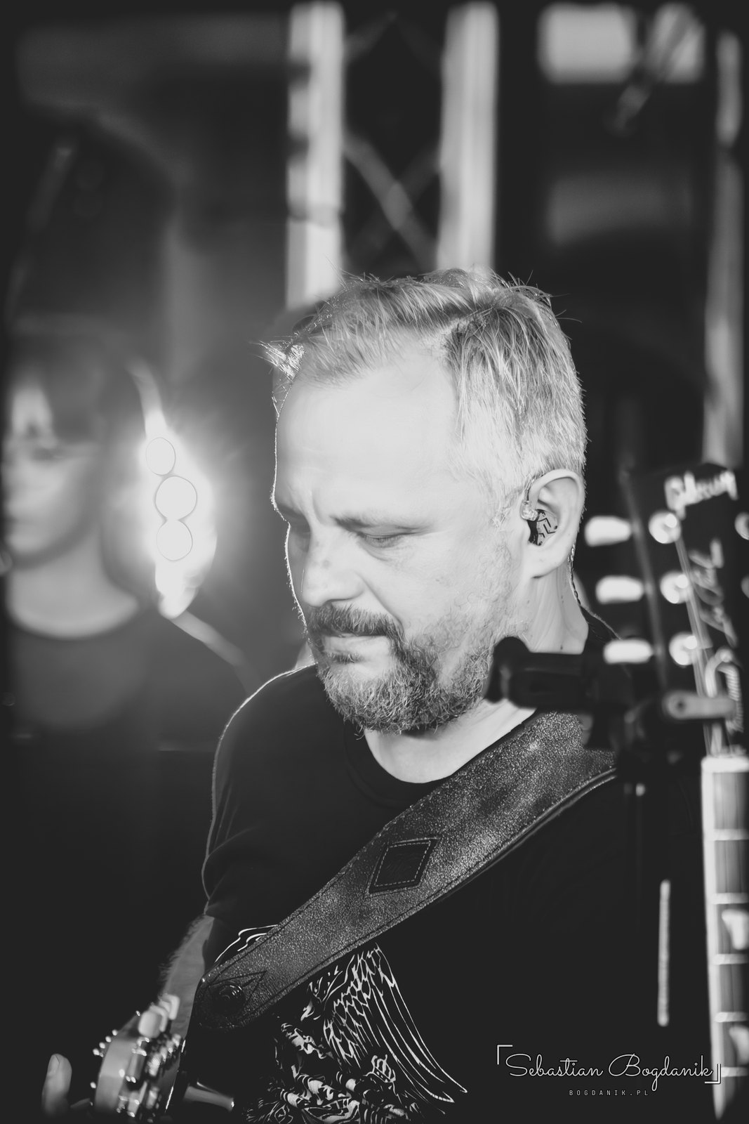 Gitarzysta w skupieniu.