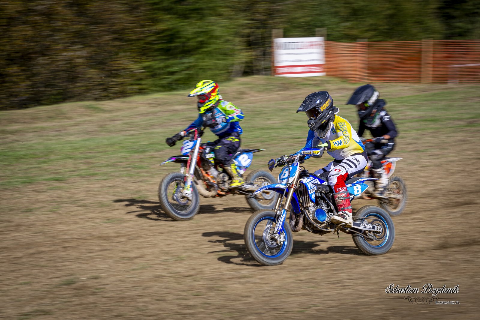 Trzech zawodników MX65 w walce o pozycję.