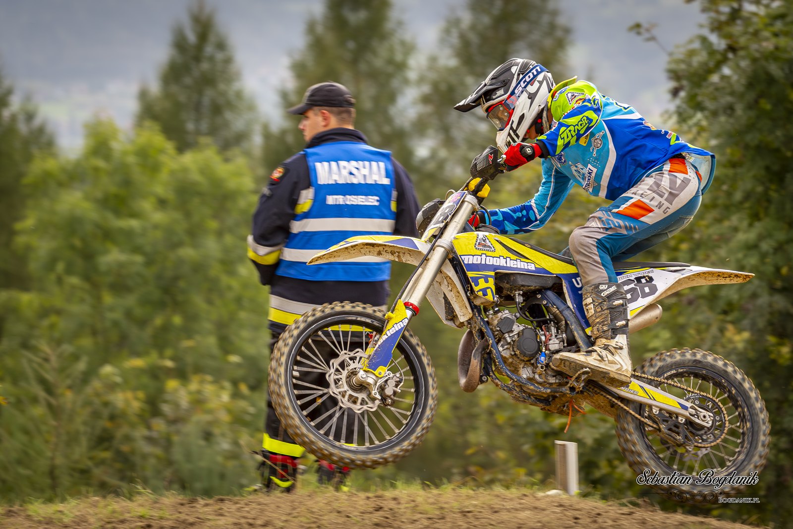 Marshal z flagą czuwa przy skoczni.