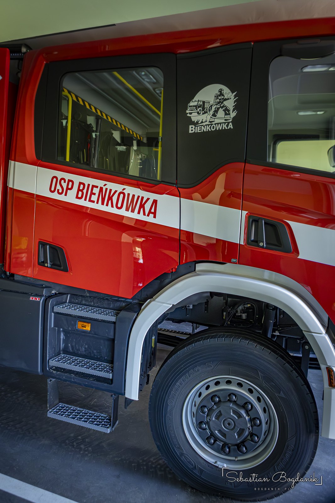 11:51. Wóz OSP Bieńkówka w remizie.