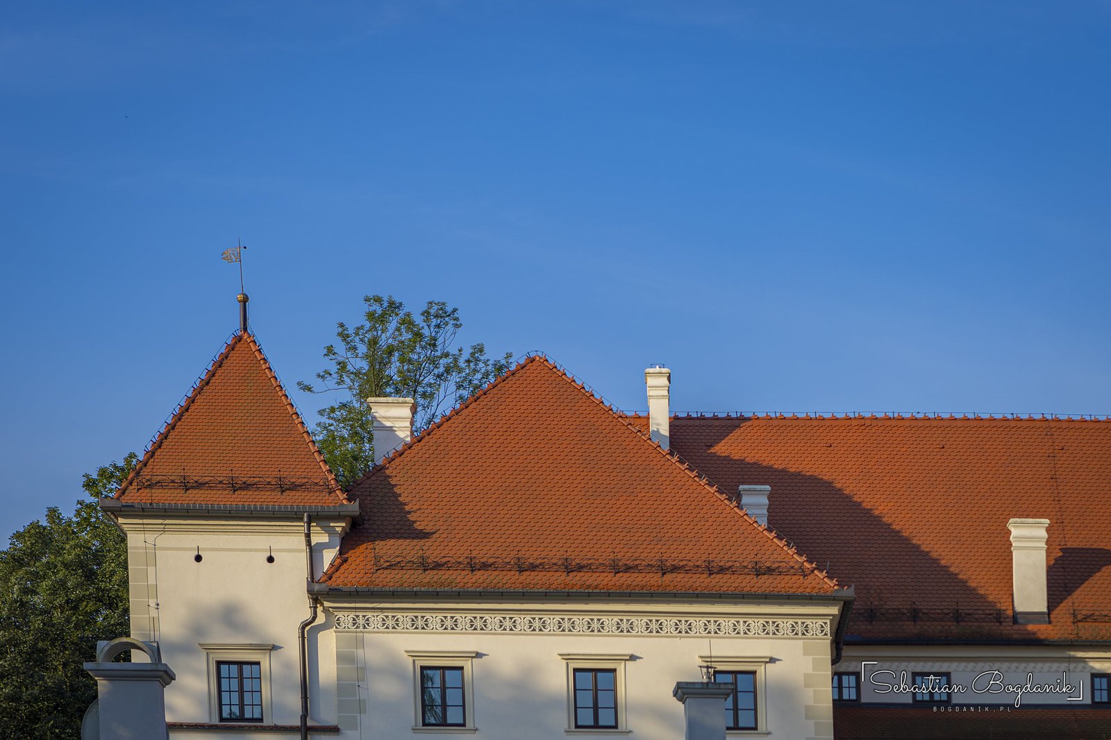 Dachy zamku w porannym słońcu, 6:29.