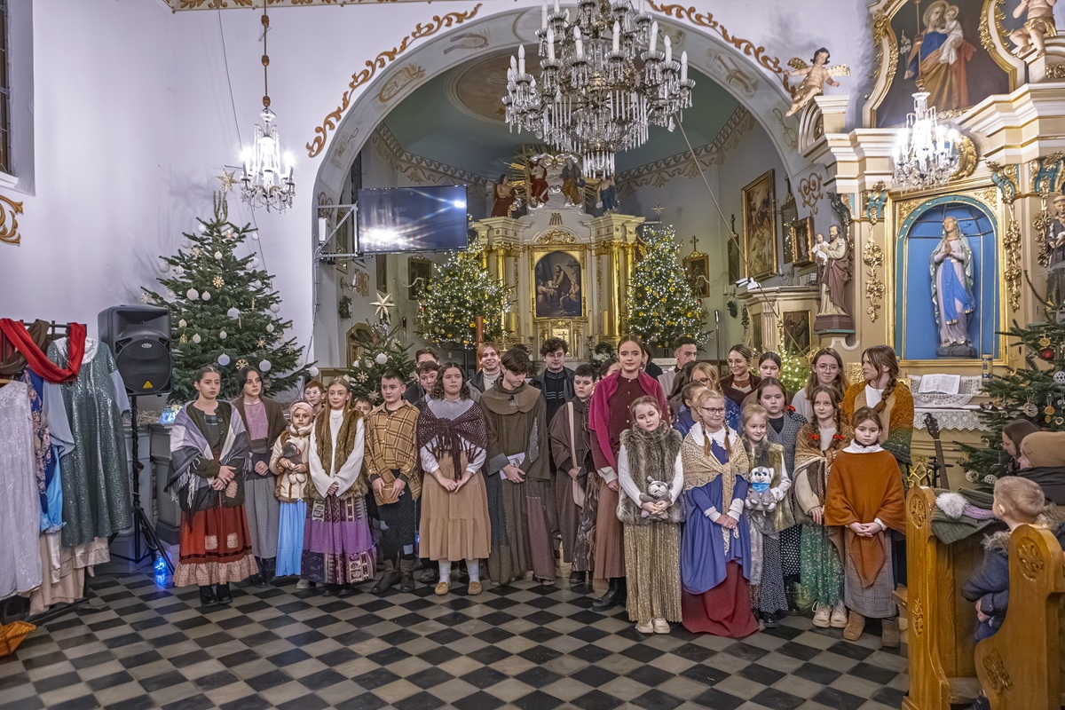 Mieszkańcy Bieńkówki podczas inscenizacji Misterium Greccio 2026 w kościele