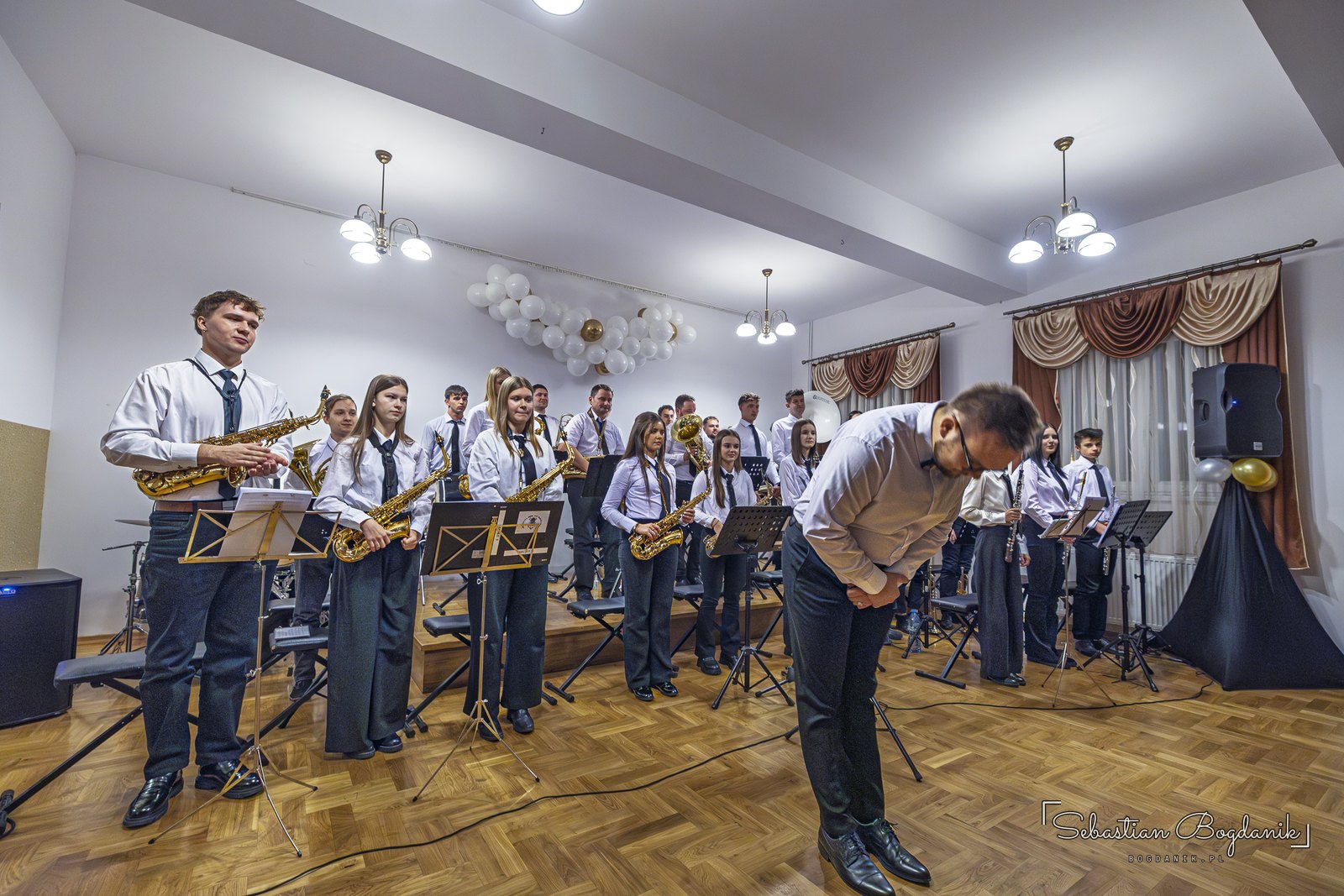 Orkiestra Dęta OSP Bieńkówka w komplecie. Za pulpitami kilkudziesięciu muzyków.