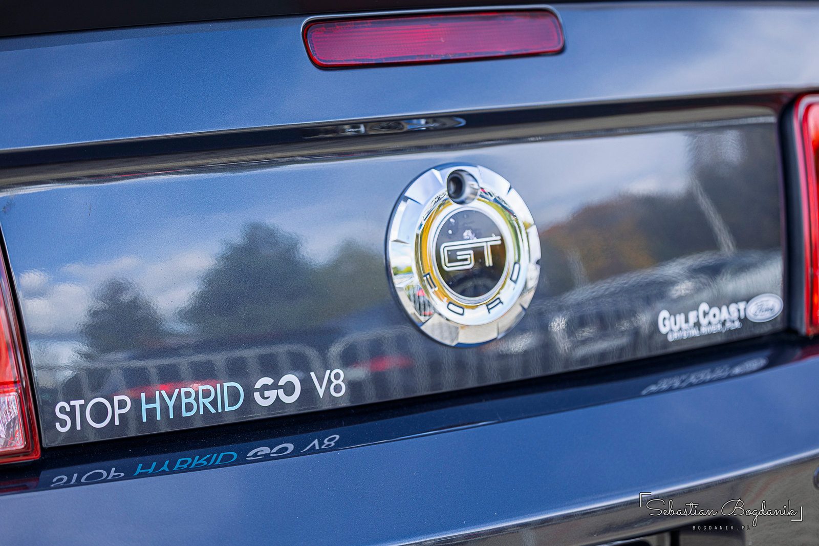 Klapa bagażnika Mustanga GT z napisem STOP HYBRID GO V8