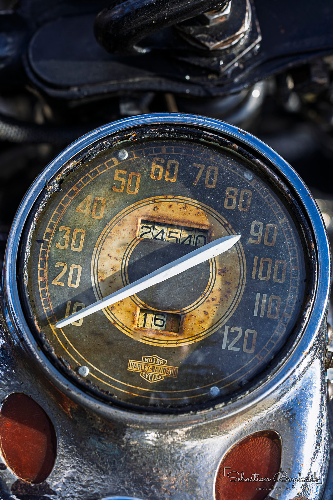 A Harley-Davidson: tank and speedometer (2/2)