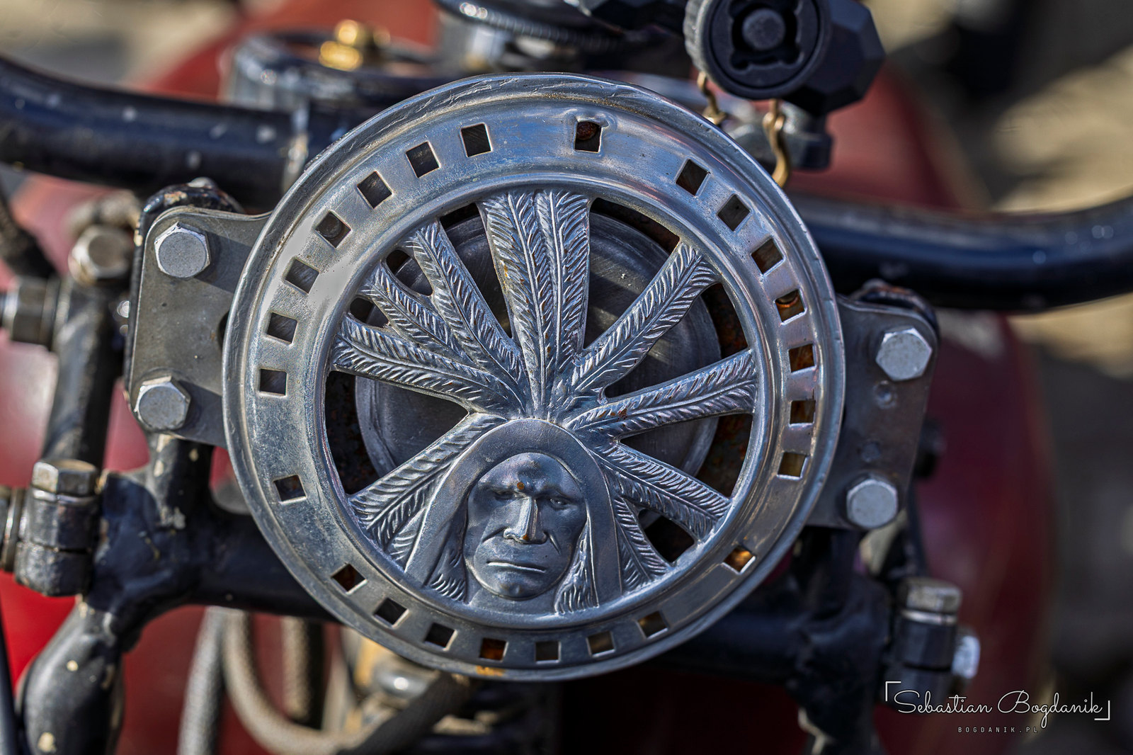An Indian, Harley’s oldest rival: gold script on the tank and a war-bonnet head on the horn (2/2)