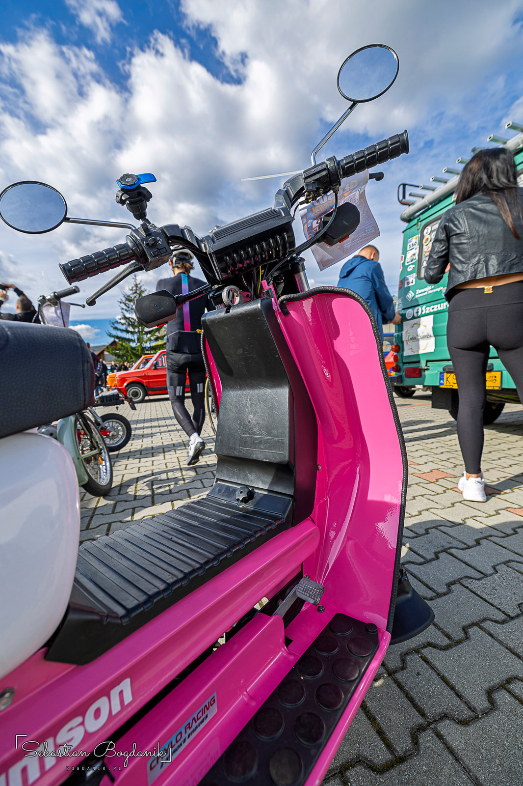 The younger generation: a pink Simson scooter from the same Suhl factory as the AWO, and a Polish Romet Pony moped (1/2)