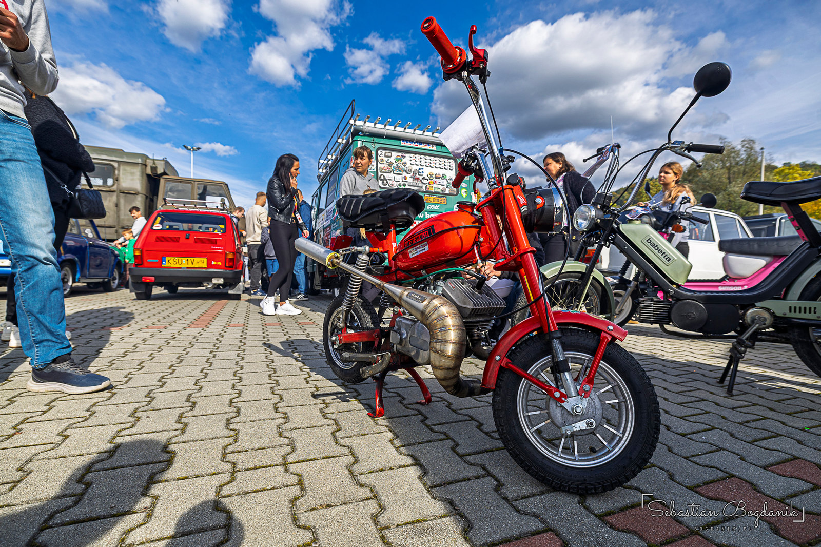 The younger generation: a pink Simson scooter from the same Suhl factory as the AWO, and a Polish Romet Pony moped (2/2)