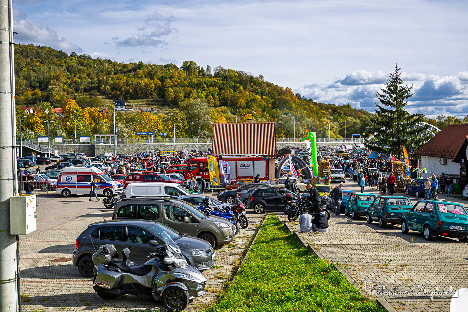 A square full of classics and people, with the autumn hills behind (2/2)