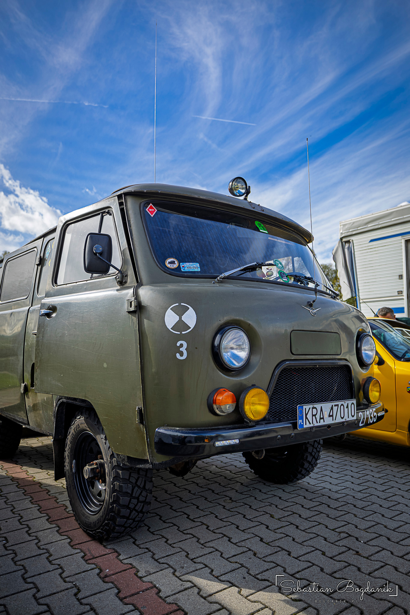Oliwkowozielony UAZ-452 z okrągłymi reflektorami i numerem na przodzie.