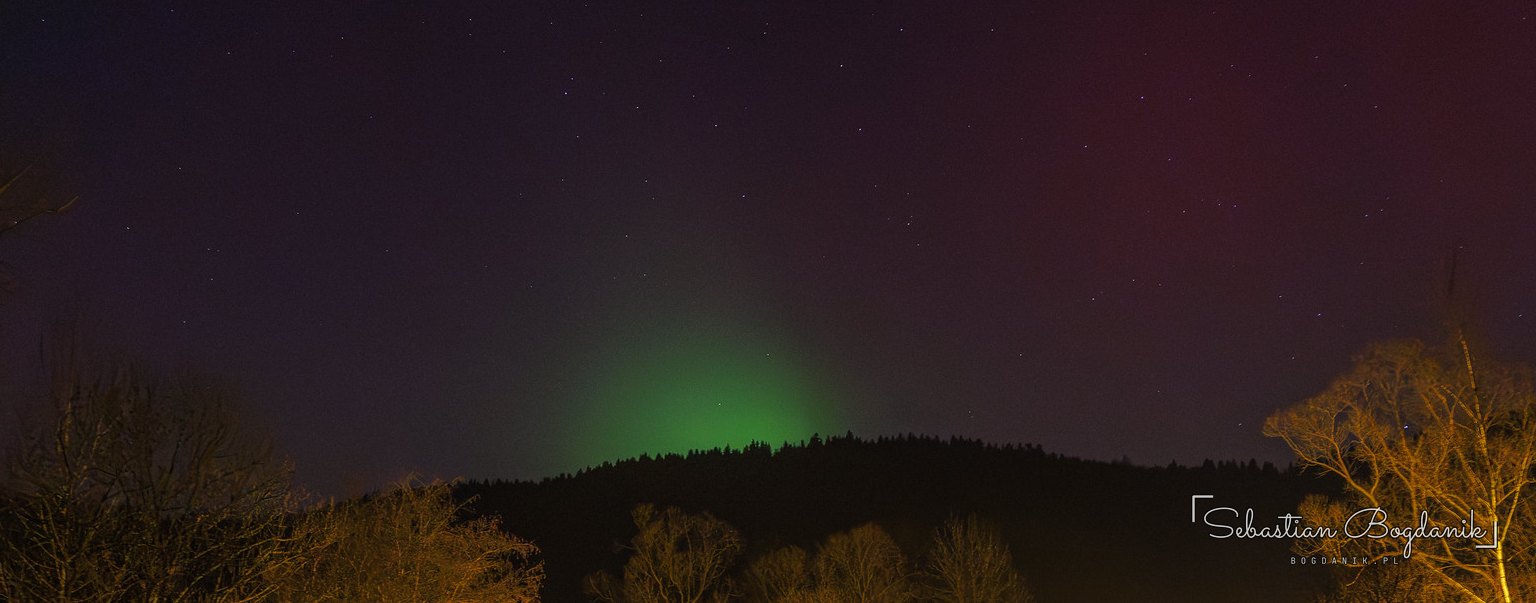 22:17. Pierwsze zdjęcie: zielona poświata nad grzbietem wzgórza, wyżej czerwień.