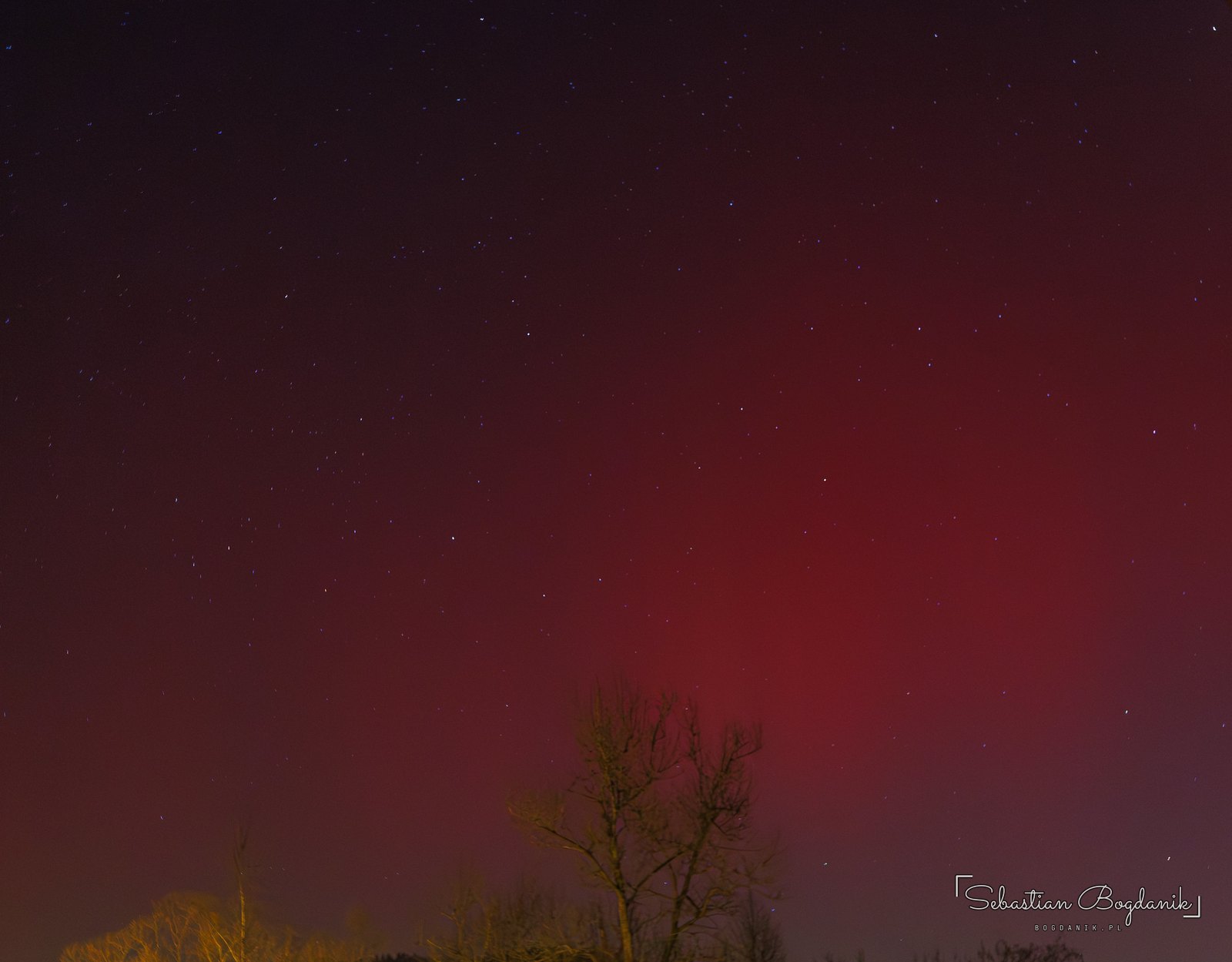 23:02. Czerwień wypełnia już prawie całe niebo.
